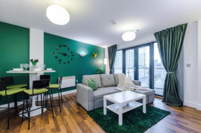 Spacious Apartment in Deansgate, Free Parking, Private Balcony, Sleeps 8, Long Term Disc